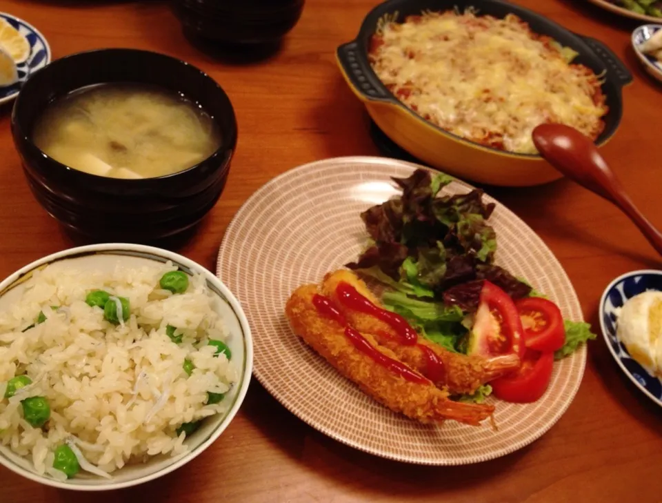 Snapdishの料理写真:5/24 夕飯♪ グリーンピースご飯 エビフライ ポテトミートグラタン|ikukoさん