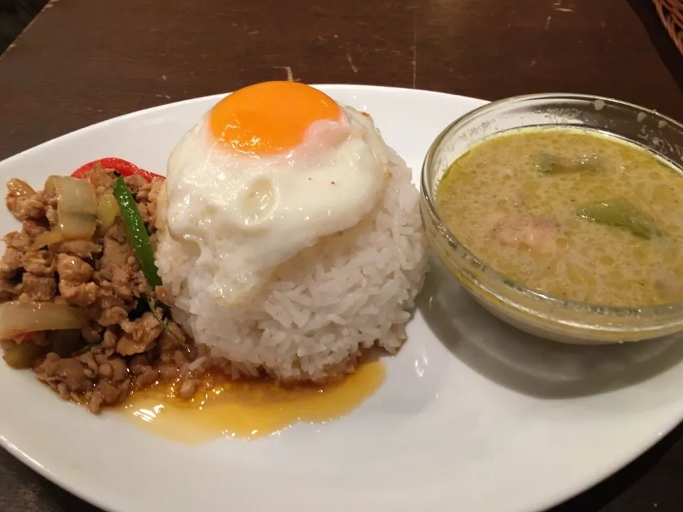 鶏ガパオとグリーンカレー880円|PegaOさん