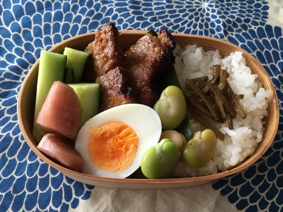 Snapdishの料理写真:曲げわっぱでお昼ご飯
特に予定もないけどお弁当つくりました。
冷凍保存しておいた豚の味噌漬けをグリルして近所の農家で買ったそら豆ときゅうり、庭で採れたフキ。
あとゆで玉子♡|akemi🐝さん