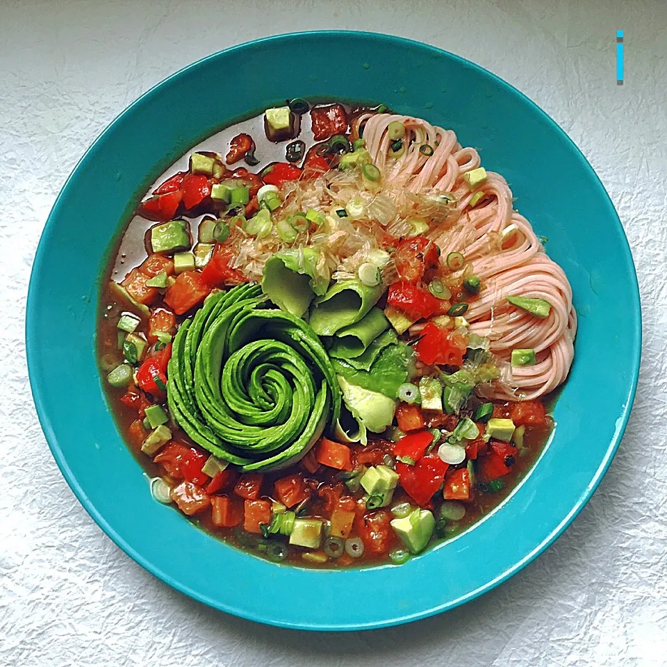 アボカドとトマトの紅麦切り 【Safflower colored buckwheat noodles w/ avocado and tomato】|izoomさん