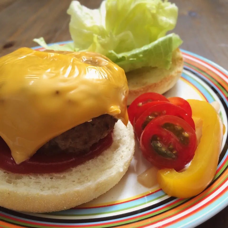 イングリッシュマフィンでチーズバーガー🍔ʕ-̼͡-ʔ|七海さん