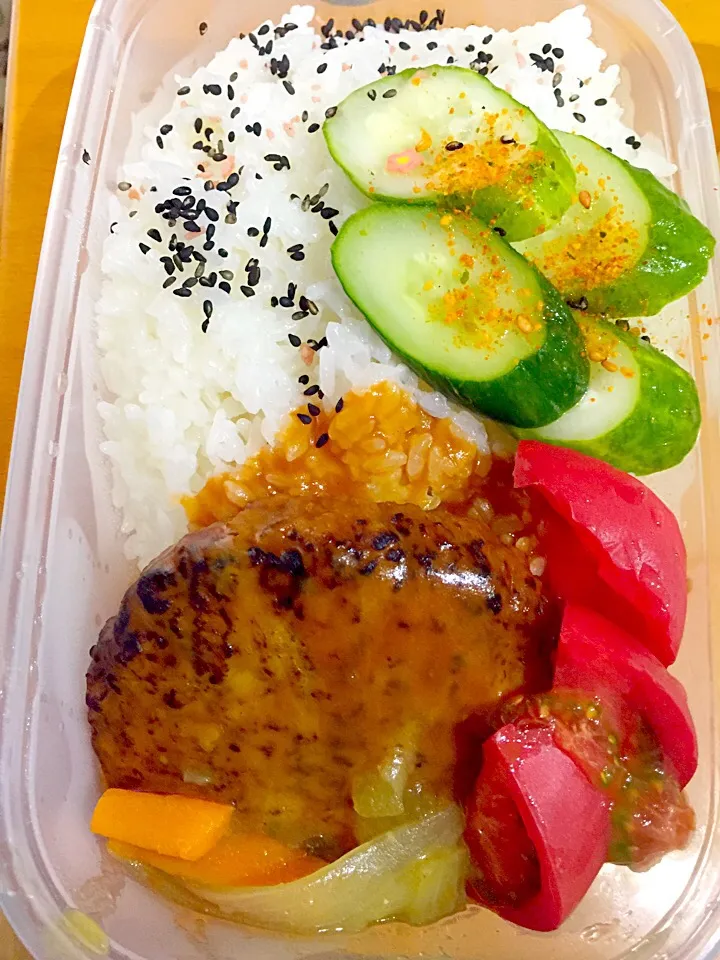 パパお弁当🍱  チーズインハンバーグ  照り焼きソース  トマト  きゅうりの漬物  梅ゴマ塩|ch＊K*∀o(^^*)♪さん