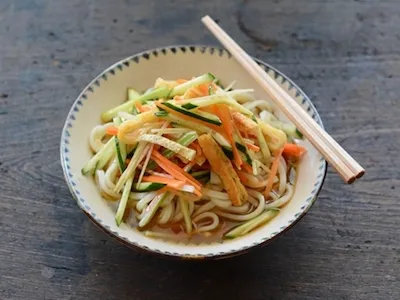 せん切り野菜と油揚げの冷やしうどん|ヤマサ醤油公式アカウントさん