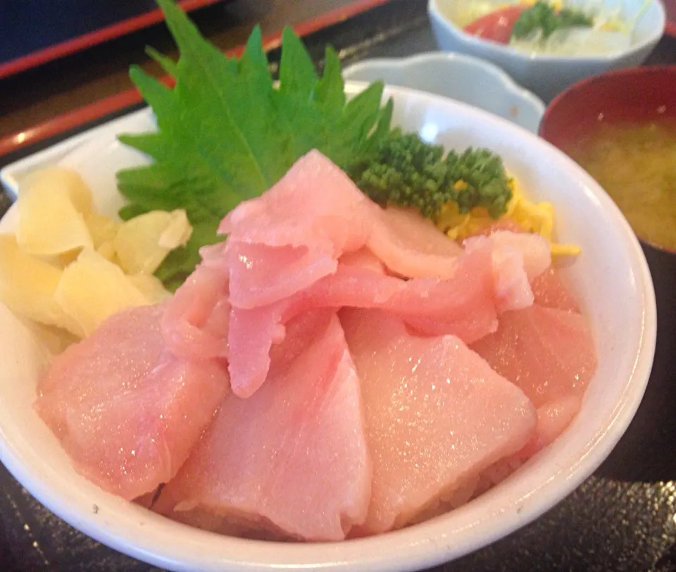 Snapdishの料理写真:営業マンの昼ごはん びんちょう鮪丼|ぽんたさん