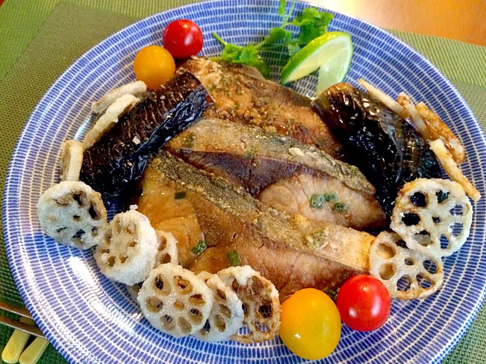 Snapdishの料理写真:Fried yellowtail&Lotus root🐟鰤と蓮根の唐揚げ|🌈Ami🍻さん