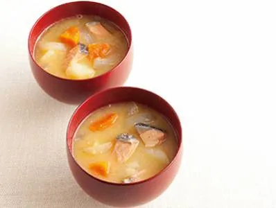 高城 順子さんの[根菜と鮭（さけ）の石狩風みそ汁]|みんなのきょうの料理さん