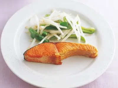 高城 順子さんの[焼き塩ざけ＋もやしとピーマンのソテー]|みんなのきょうの料理さん