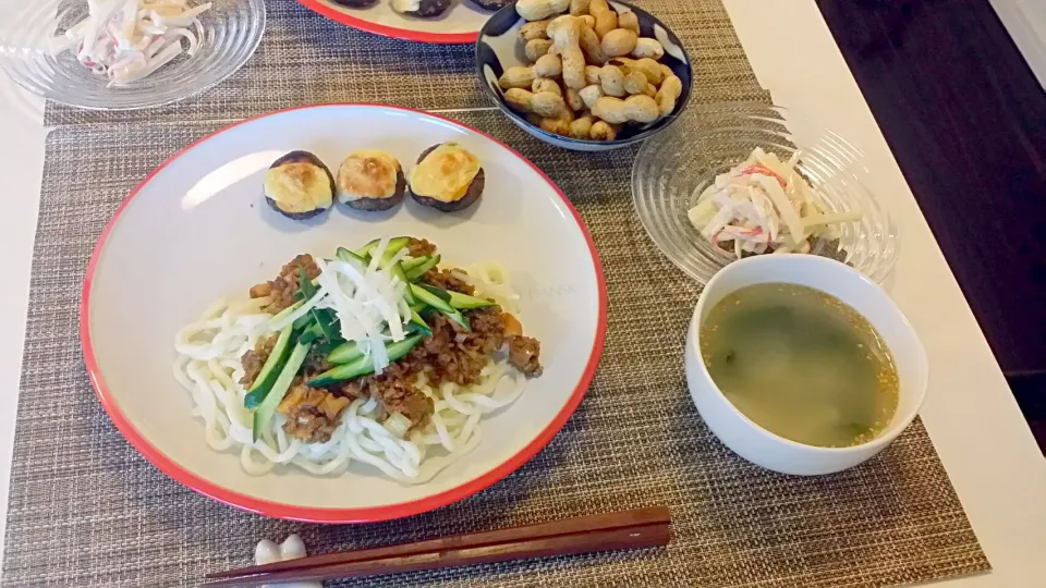 今日の夕食　ジャージャーうどん、椎茸の味噌チーズ焼き、大根サラダ、大根の中華スープ、ゆで落花生|pinknari🐰🌈さん