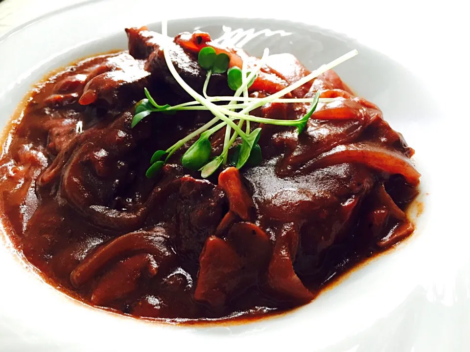 今日の晩御飯の
【牛肉の赤ワイン煮込み】

ワインは高めワインと安めのワインを合わせました🍷🍾

牛肉を小麦粉につけてしっかり焼いた後
玉ねぎ、マッシュルーム、トマト缶、ブラックペッパー(ホール)、ブーケガルニと一緒に約2時30分煮込みとろっとろに(๑´ㅂ`๑)🍴

しっかり煮込む事でワインのアルコールは飛んでいます。|ノアさん