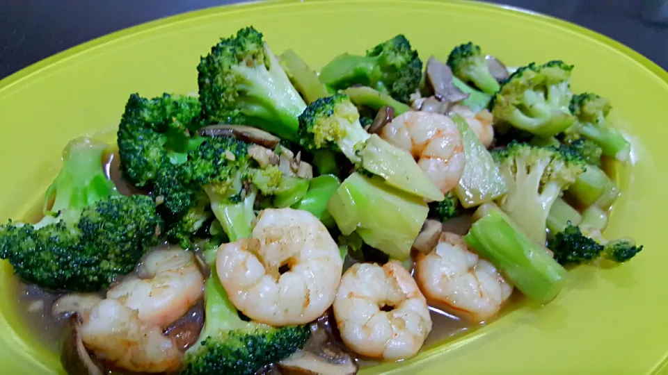 Snapdishの料理写真:Stirfry Broccoli with prawns|Serene Leeさん