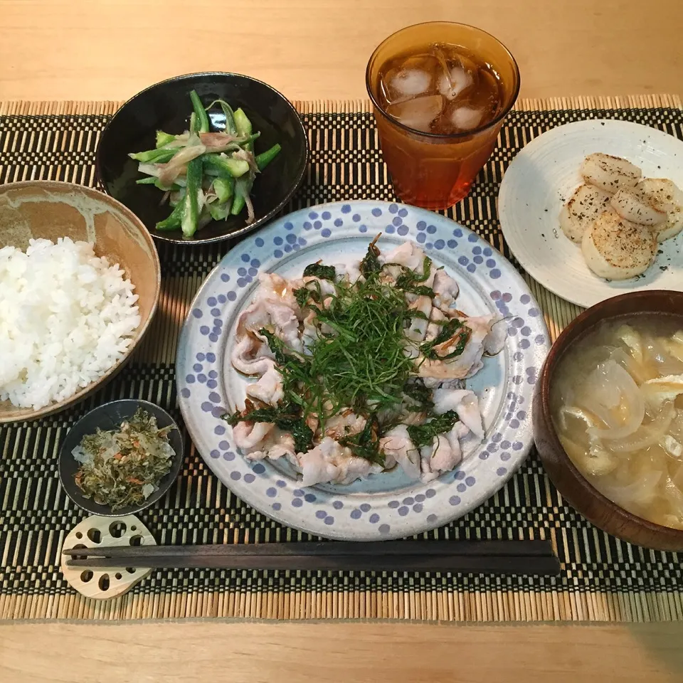 オクラとみょうがの山葵塩和え、ゆで豚大葉にんにく醤油、長芋ステーキ、新玉ねぎ油揚げの味噌汁、生ふりかけ|maruruさん