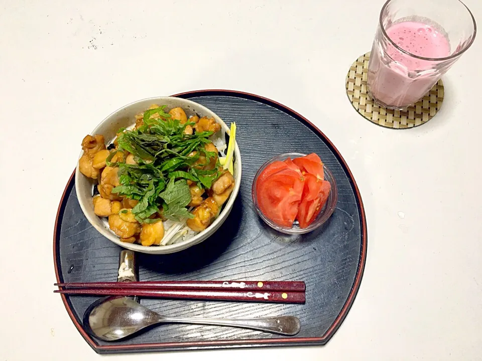 豪快！焼き鳥丼、トマト&いちごミルク|めぐみさん