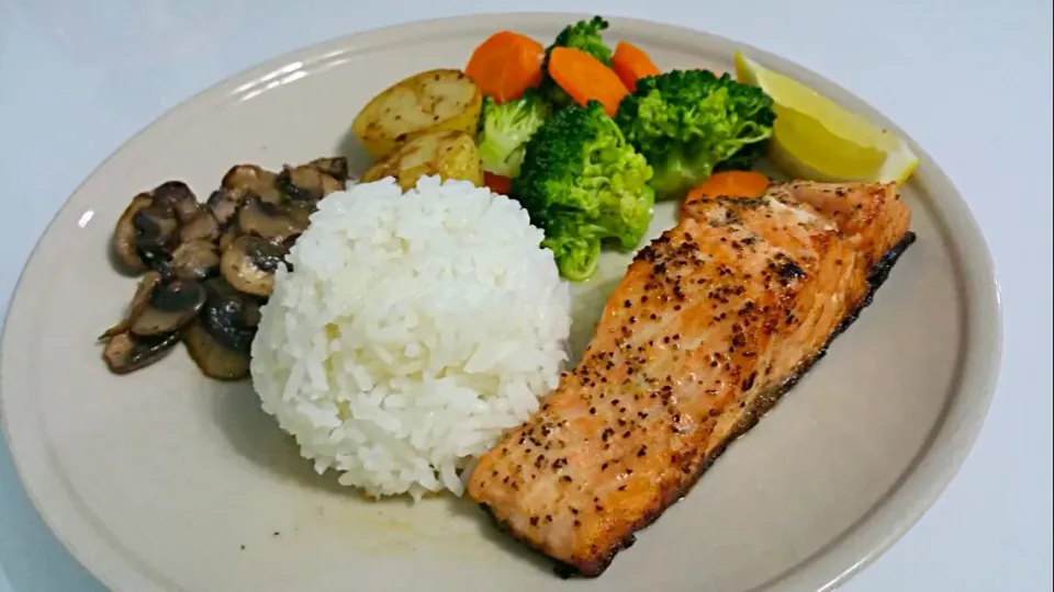 Grilled Salmon😍Sautéed Mushrooms😍Sautéed Potatoes😍Boiled vegetables😙😙😙😙😙😙|🌷lynnlicious🌷さん