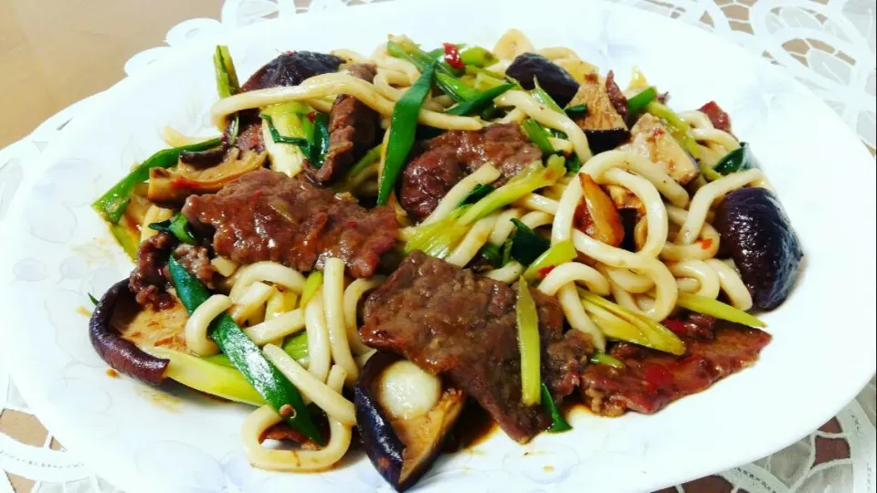 stirfried udon with beef and mushroom|steven z.y.さん