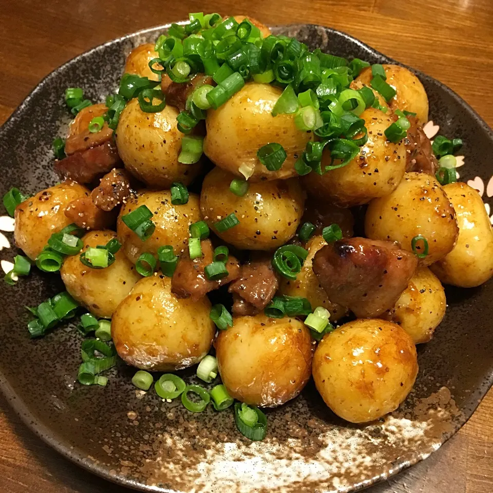 照り照り新ジャガと豚肉の甘辛ガーリック炒め〜小粒な新じゃが揚げ焼きで〜|ゆうみん（4人の母ちゃん）さん