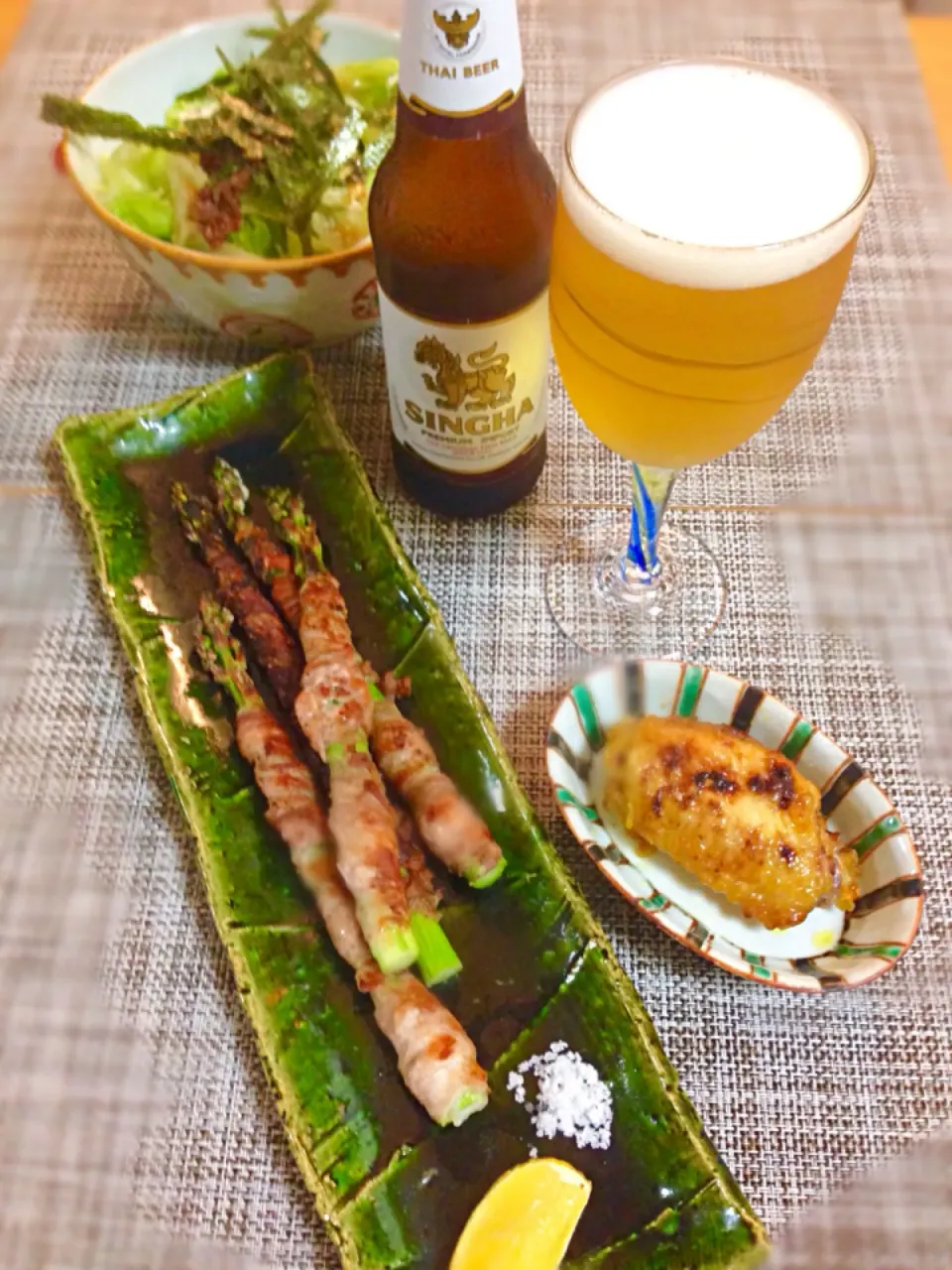 肉巻アスパラ💚 とSingha beer
北海道の「ぽこぽこふぁーむ」からのお取り寄せアスパラがうまーい☺️|kctreeさん