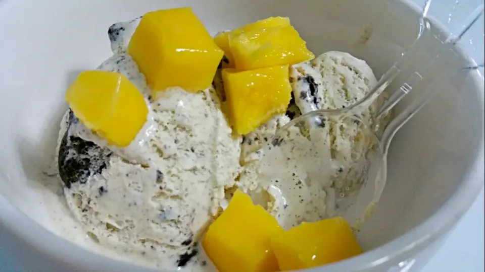 Cookies & Cream with Fresh Mango 😉😍💋👅👅
(Australian ice cream)|🌷lynnlicious🌷さん