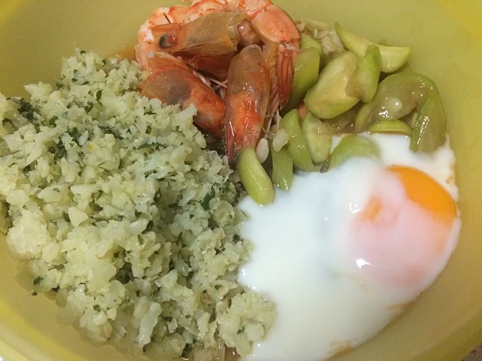 Cauliflower rice tossed with curry leaf pesto, prawns stirfried with luffa and soft boiled egg|Ong Sor Fernさん