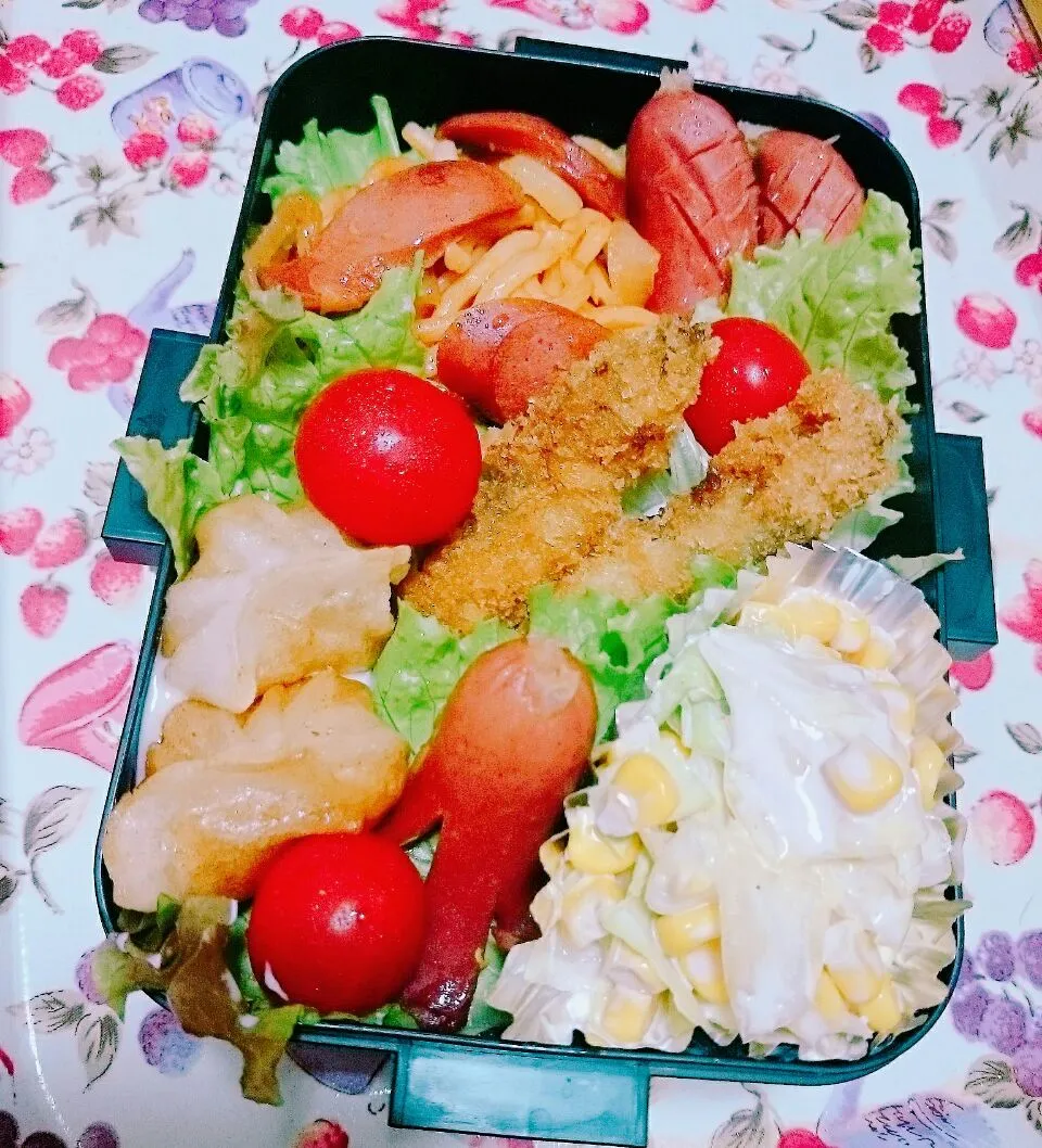 Snapdishの料理写真:ししゃもフライ

エビ餃子
 
ナポリタン

ウインナー

野菜|Yukaさん