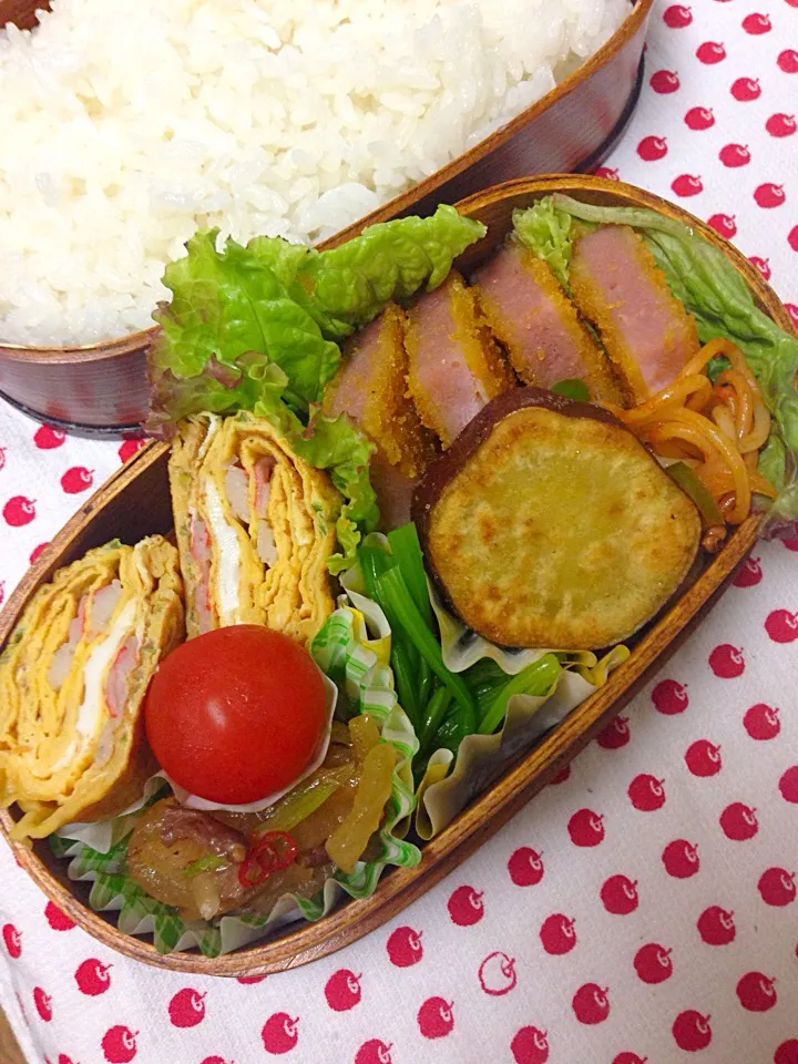 Snapdishの料理写真:5月26日お弁当…
今日は…

ハムカツ
カニカマと葱の玉子焼き
トマトソースのパスタ
薩摩芋バター焼き
大根のきんぴら
ほうれん草お浸し
愛情😍😍🍀|Kumi Satouさん