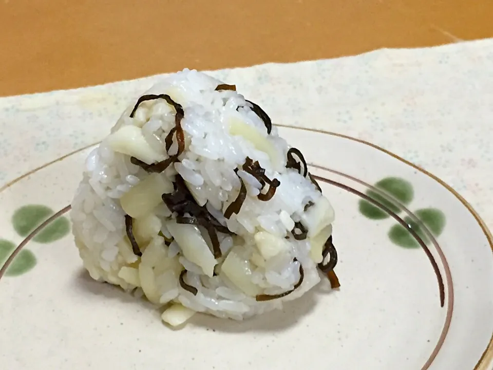 Snapdishの料理写真:塩昆布とチーズむすび!  (^-^)|Kei Satoさん