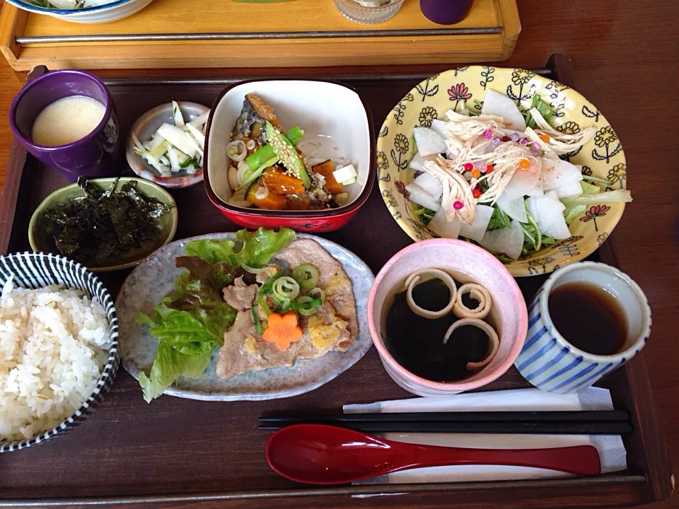 Snapdishの料理写真:和の定食                                                          豚のしょうが焼き|ちゃみこさん