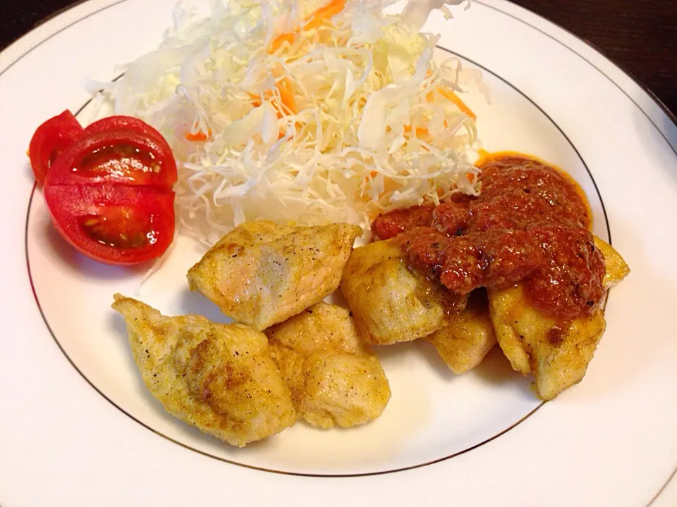 スパイシー鶏胸肉、トマトソース添え|カドラさん