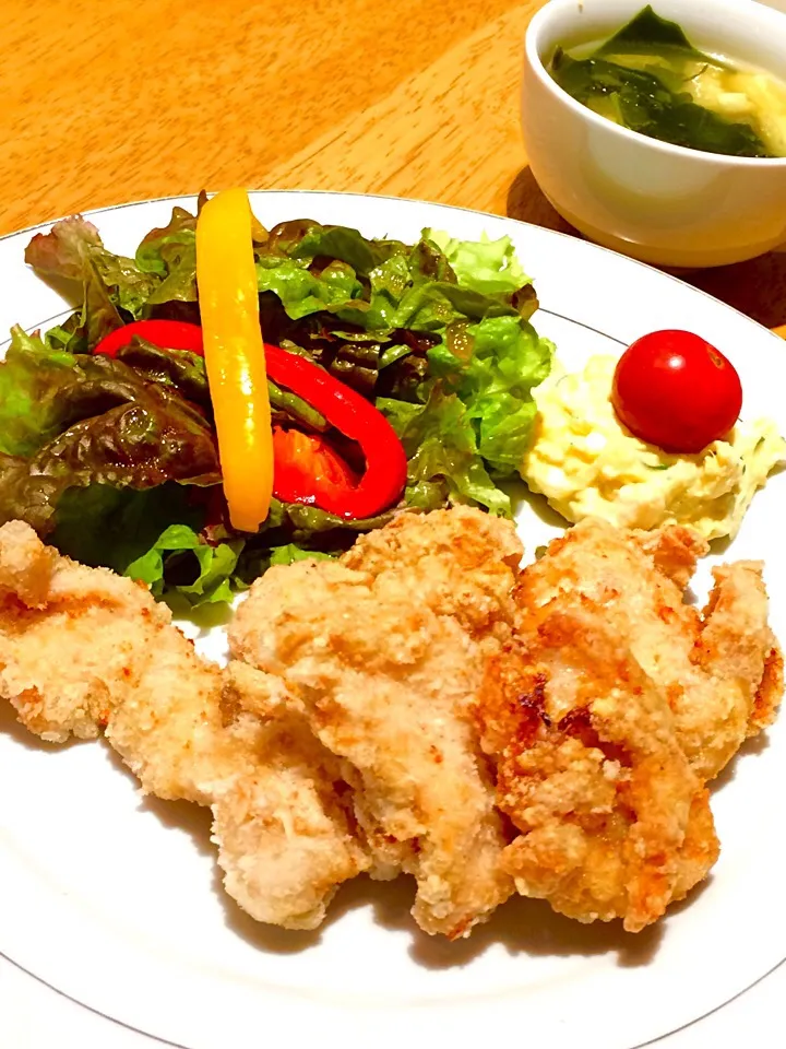 Deep-fried marinated chicken
今日は木曜カフェtomoさんの、やわらかチキンの竜田揚げ。
ご飯お変わりOK!!　頂きます～！|心斎橋  C Flat Cafeさん