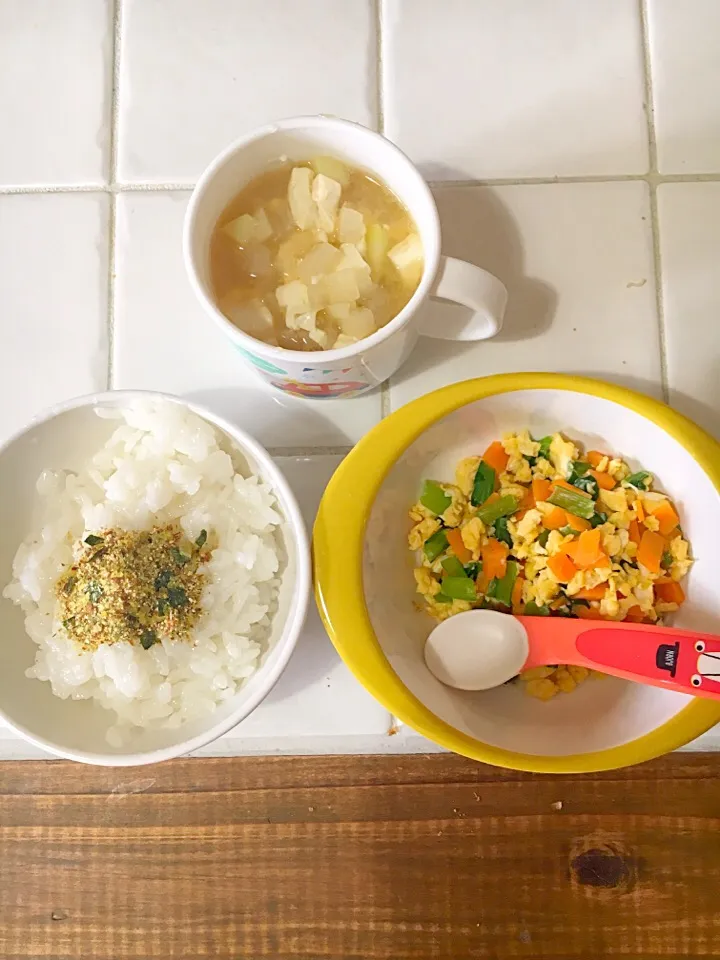 離乳食 後期 朝ごはん
＊ふりかけごはん
＊お味噌汁
＊小松菜と人参の卵炒め|さとみさん