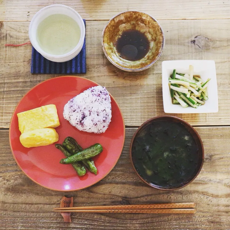 冷蔵庫の残りものをかき集めておむすびセット。と、わかめのお味噌汁。|aoさん