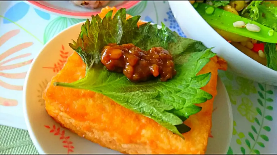 絹厚揚げをカリカリに焼いて🎵   大葉＆金山寺味噌をトッピング💞|メイメイda.さん