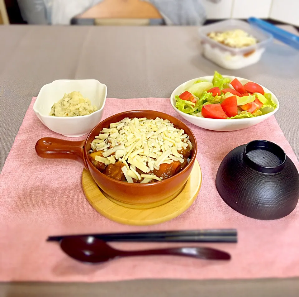 カレーチーズドリア
ポテトサラダ
レタスとトマトのサラダ
茄子と油揚げのお味噌汁|チャンプさん