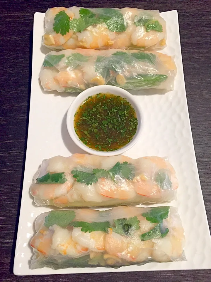 Prawn Rice Paper Rolls with Lime Chilli + Coriander Dipping Sauce|Chrisy Hillさん