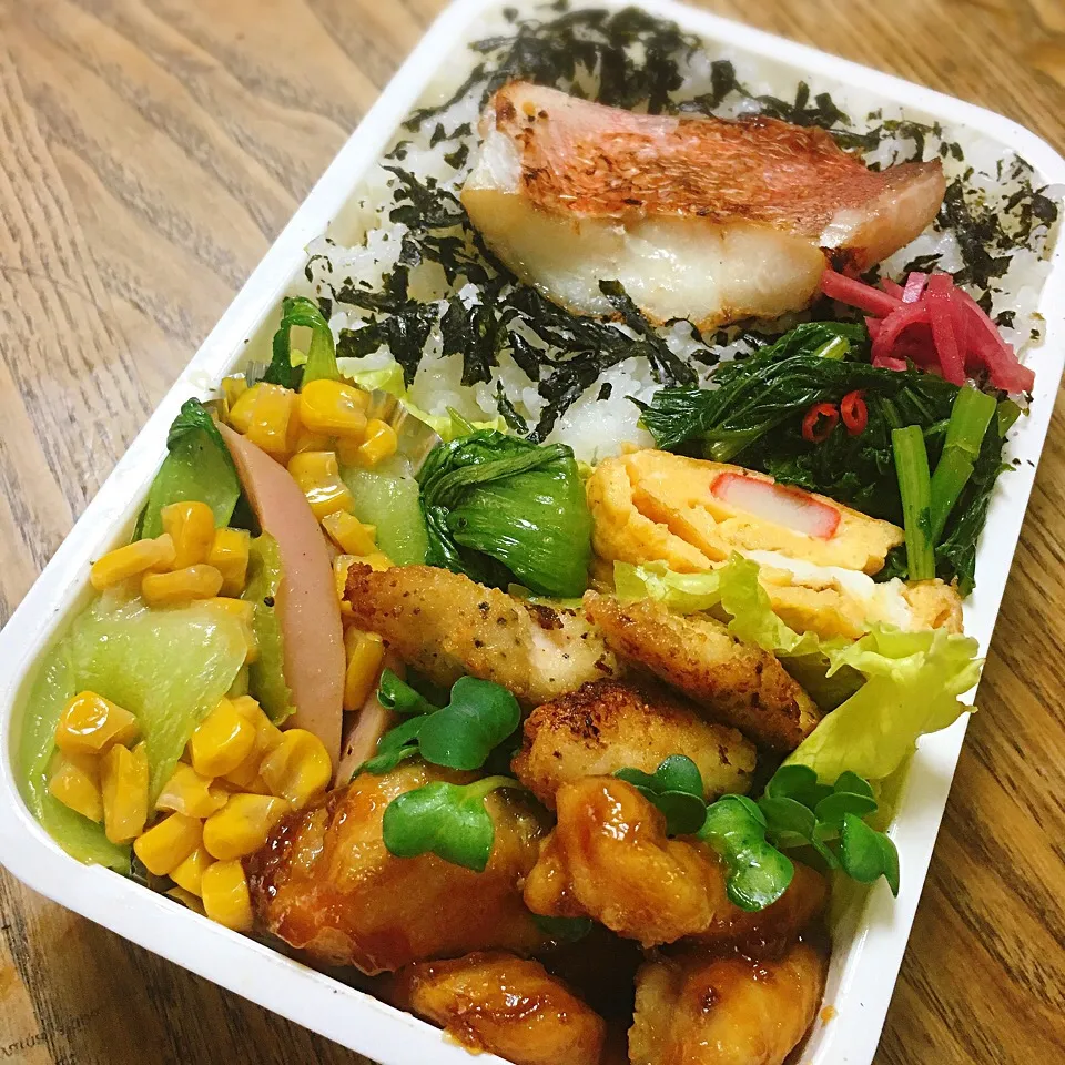 Snapdishの料理写真:今日のお弁当
・鳥のササミで
     照り焼き味と香味揚げ
・青梗菜とコーン、ギョニソ炒め
・カニカマ入りたまご焼き
・赤魚の粕漬け焼き
・蕪の葉漬け|akiさん