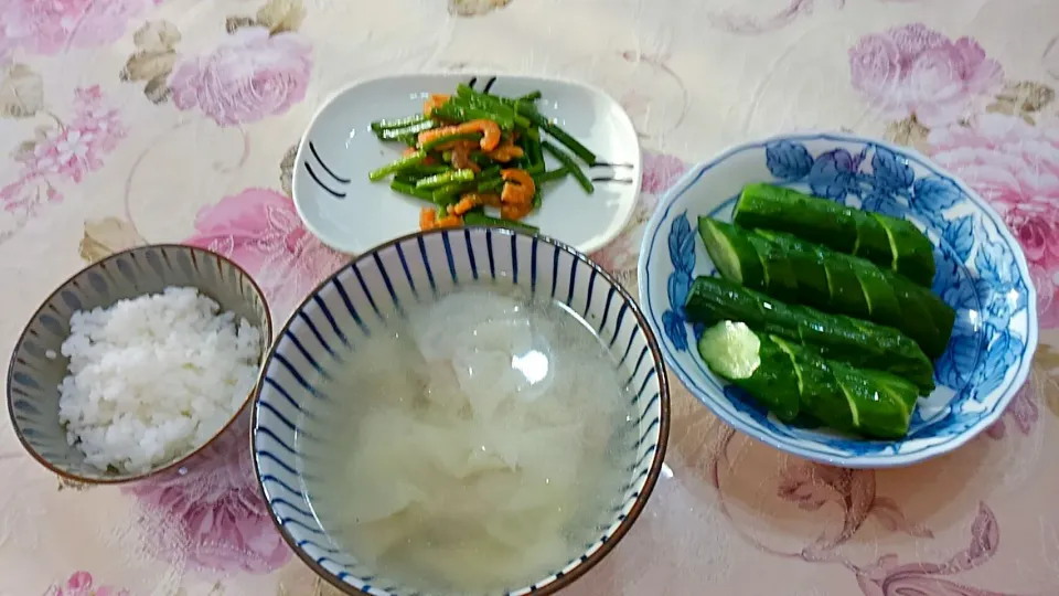 ワンタン😆ニンニクの芽と干しエビの炒め物😄きうりの糠漬け|たえさん