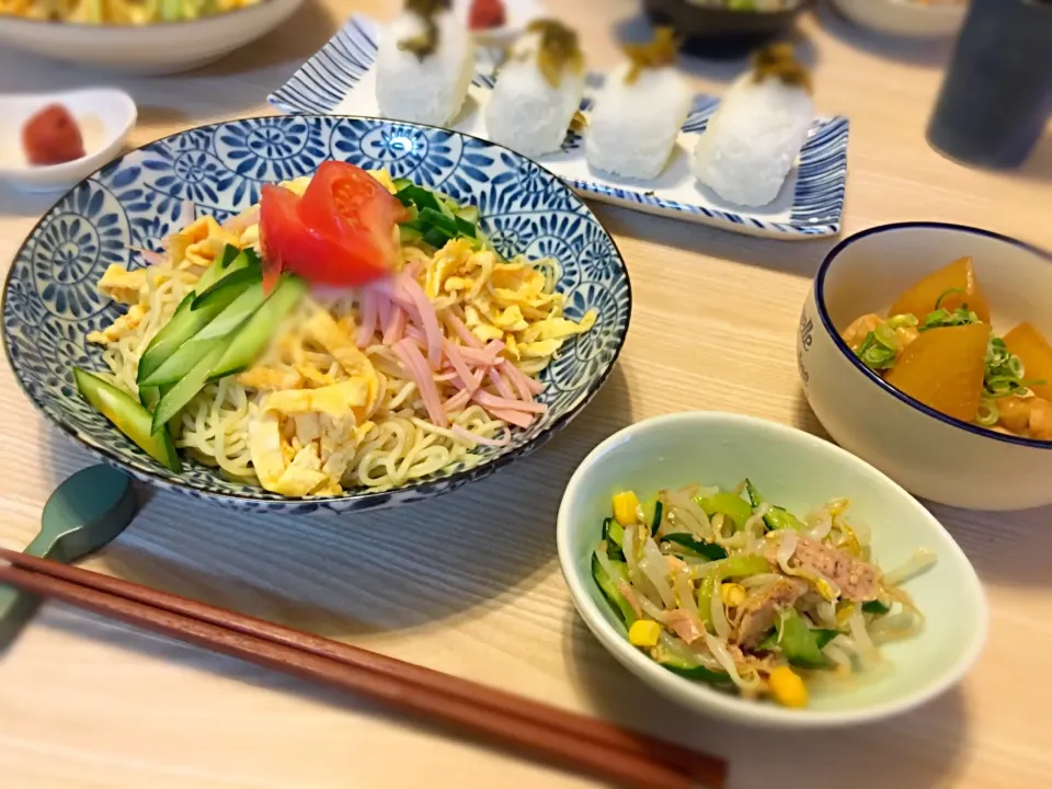 Snapdishの料理写真:冷やし中華はじめました🌼

夏ですな〜。

・手羽元と大根のお酢煮
・もやしナムル
・おにぎり

いただきます🙏🙏|ko.postさん