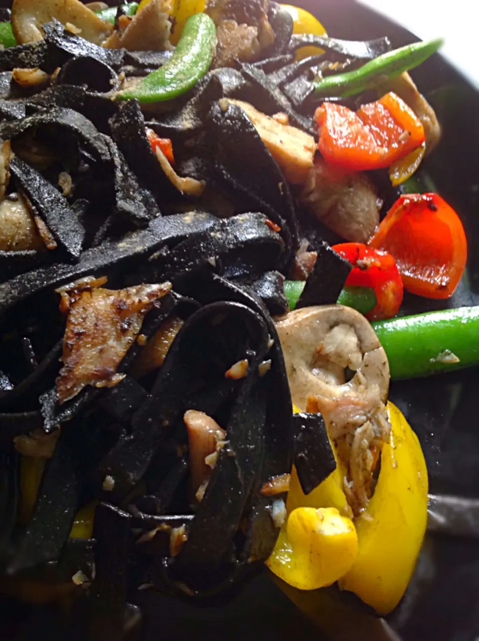 Fettuccini squid ink  pasta fried with veggies😍|🍃aeyafternoon🌾さん