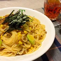 ねばねばパスタ。この暑さでハハはバテバテ。手抜き料理だけど、栄養価は高いよね？アボカドと納豆、よろしく！箸休め(？)に塩麹キュウリ。塩麹、ありがとう！|tomoさん