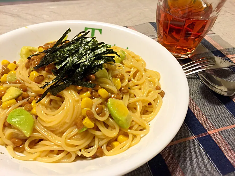 ねばねばパスタ。この暑さでハハはバテバテ。手抜き料理だけど、栄養価は高いよね？アボカドと納豆、よろしく！箸休め(？)に塩麹キュウリ。塩麹、ありがとう！|tomoさん