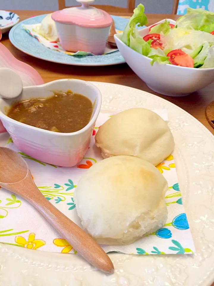 5月26日のお昼ごはん👵👩焼きたて白パンとカレー💓|Sanjiさん