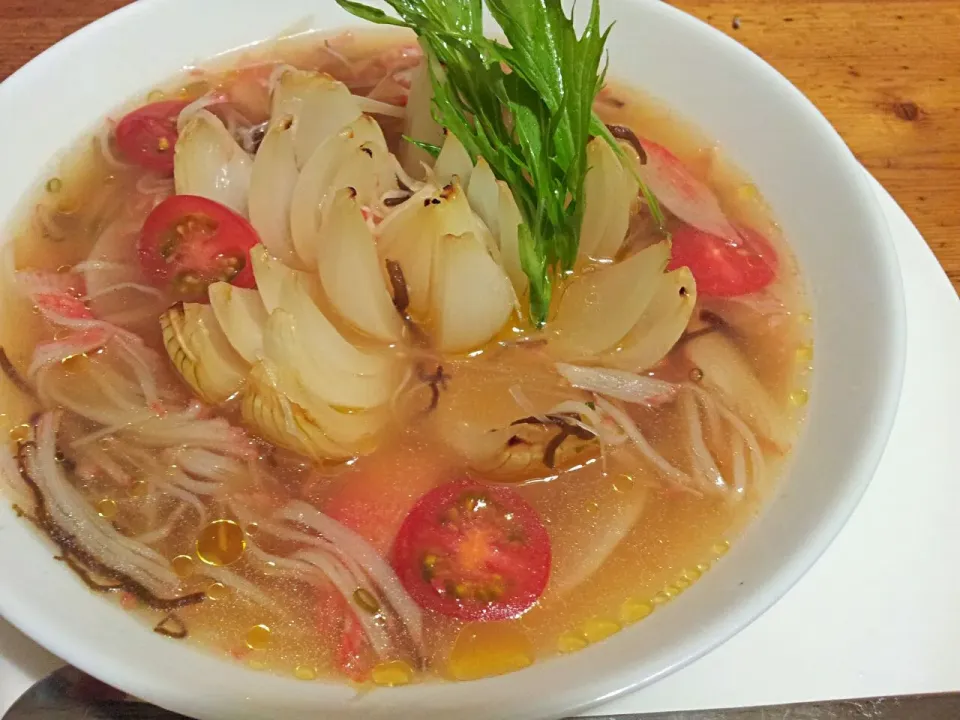 まるごと新玉ねぎスープ☆(焼ずわい蟹風味)|けんさん