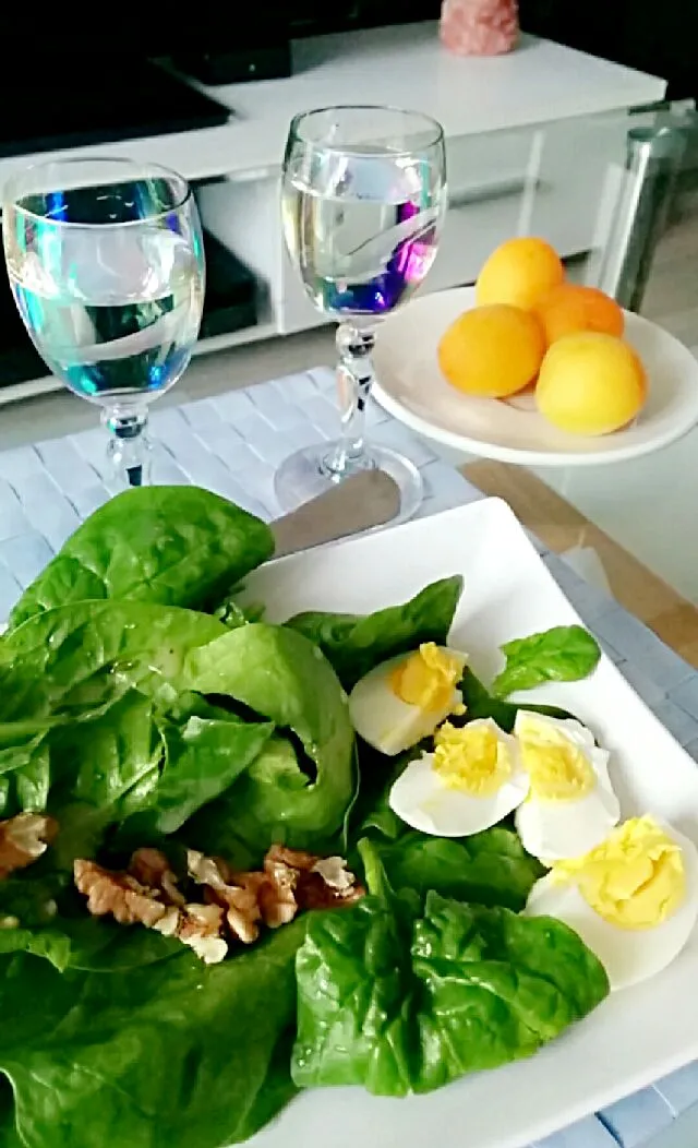 Lehká večeře: špenát, vejce, vlašské ořechy, francouzský dresing a slivovička :) #spinach #Eggs #frenchDressing # #slivovice :) #lightDinner|LucieFoodさん