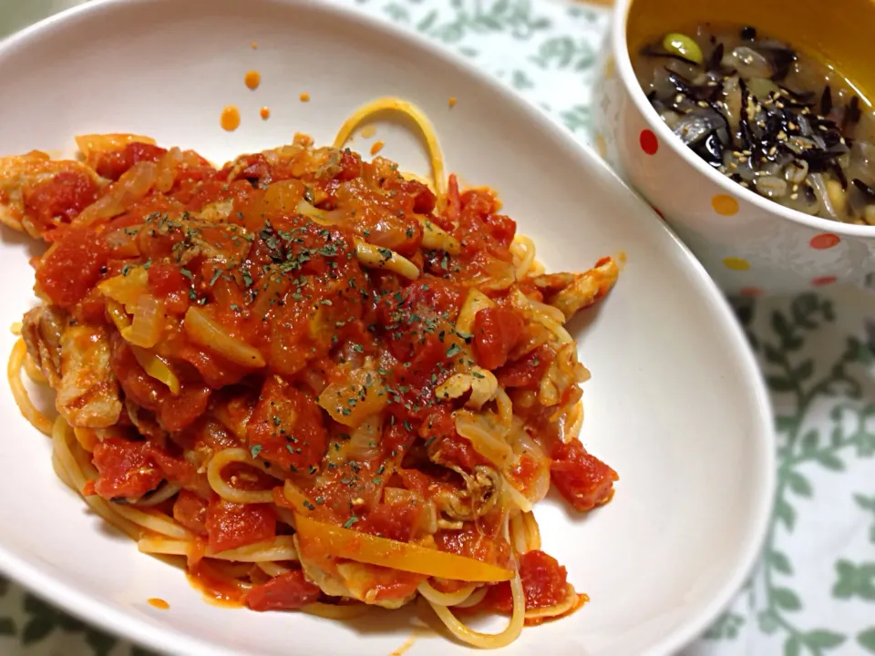 豚と玉ねぎのトマトソーススパゲッティ
ひじきとお豆のスープ|こいちさん