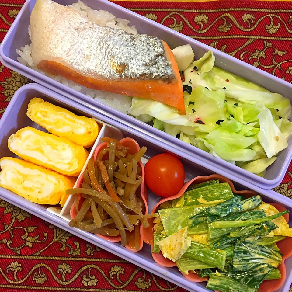 Snapdishの料理写真:ほうれん草と鶏ささみのカレーマヨ和えとキンピラごぼうと甘塩鮭弁当|もえさん