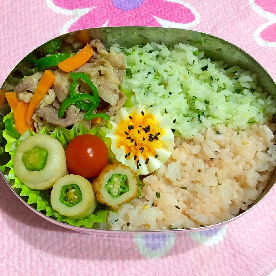 2色ご飯(たらこ・青菜) 豚肉と人参とピーマンの塩麹炒め 竹輪とオクラのさっと煮 茹で卵 プチトマト|Juneさん