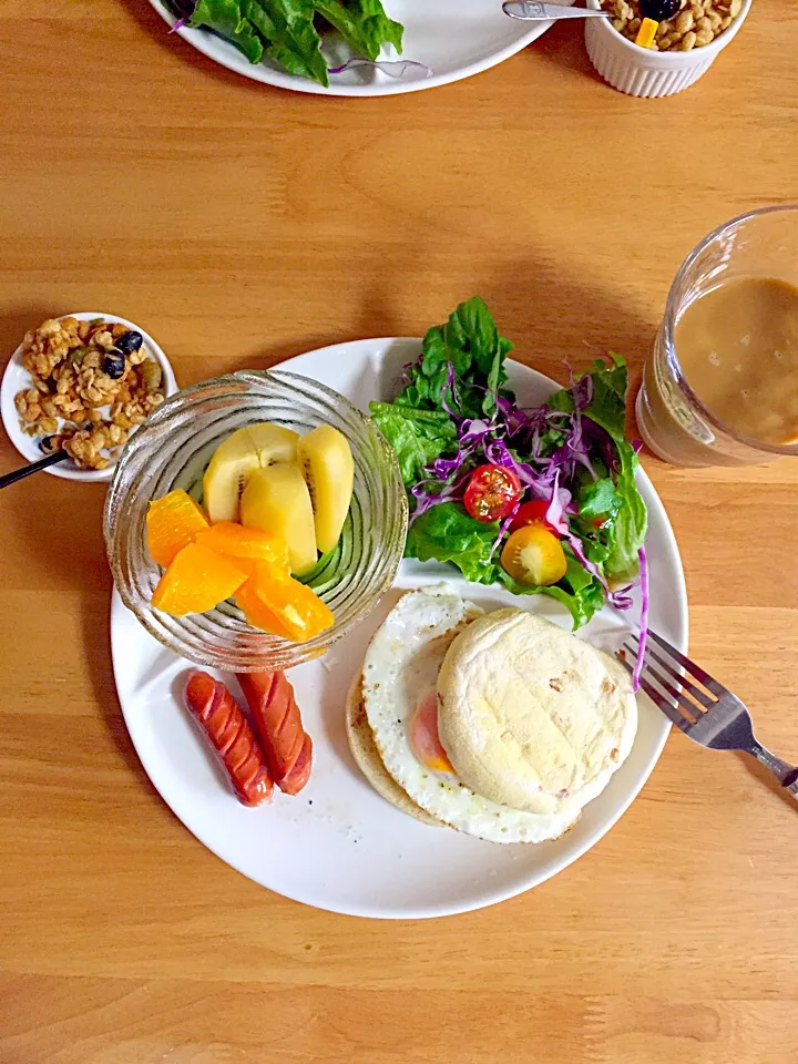 朝ごはん🍽 イングリッシュマフィン サラダ ウインナー キウイ オレンジ コーヒー牛乳 ヨーグルトグラノーラ|kasumiさん