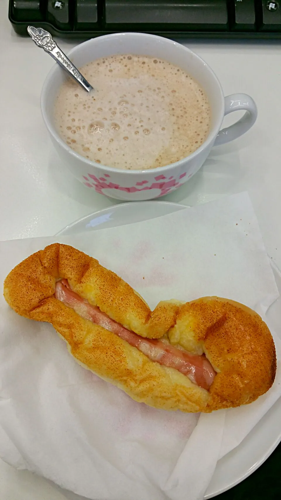 Cheesy Hot dog Bun + Hot Milky Milo 😉😍😙👄👅💋|🌷lynnlicious🌷さん