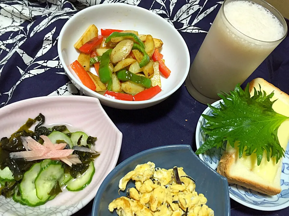 今日の朝ごはん。人参とバナナのジュース、じゃがいもピーマン赤パプリカのカレー炒め、胡瓜わかめ新生姜酢の物、ひじき炒り卵、チーズトースト大葉乗せ。|岸野 令子さん