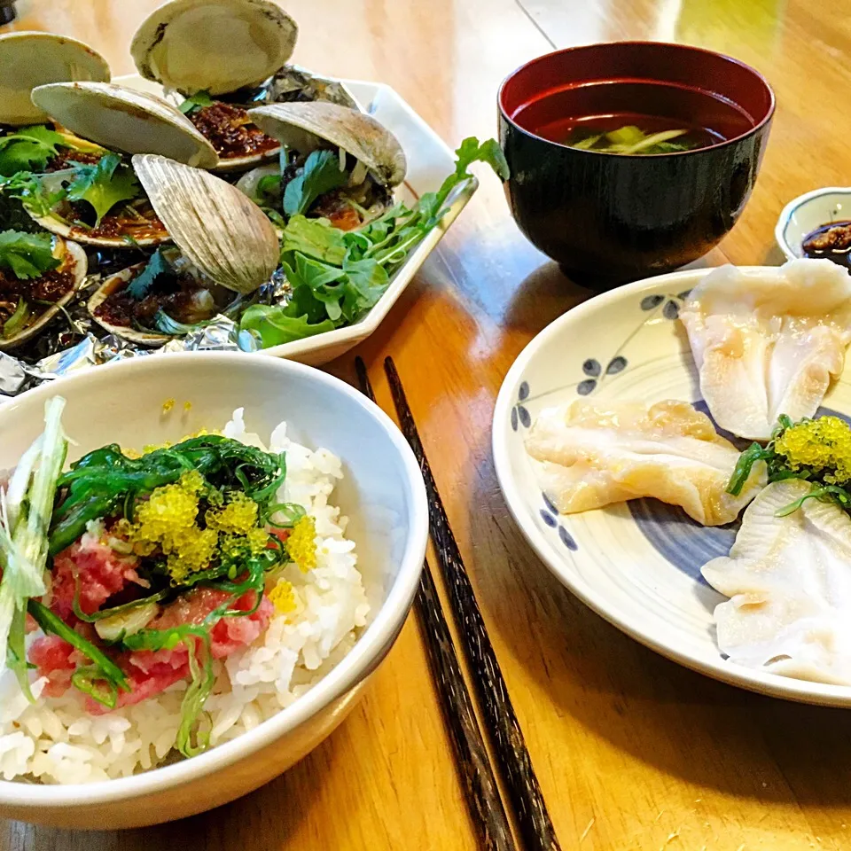 Snapdishの料理写真:Whelk つぶ貝 sashimi, grilled clam はまぐり with ginger and scallion, negitoro don, and veggie miso soup 😋|SweeTeaさん