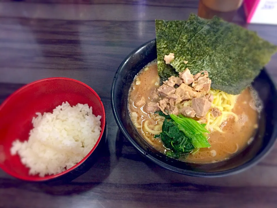 朝ラーメン並、ご飯小。|えすとさん